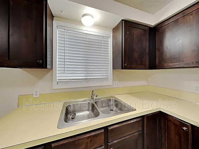 106 N Homedale Ave — Photo 4