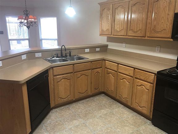 5th image of 2704 Mockingbird St