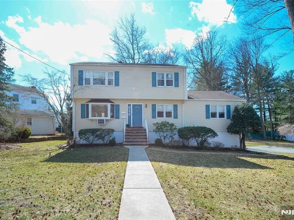 16 Shelby Ave, Paramus, NJ 07652