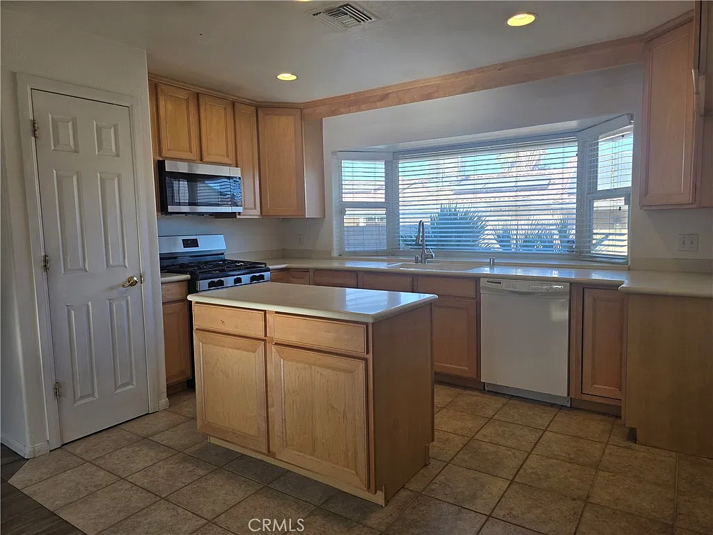 1 bed, 600 sqft, $1,500 — Photo 3