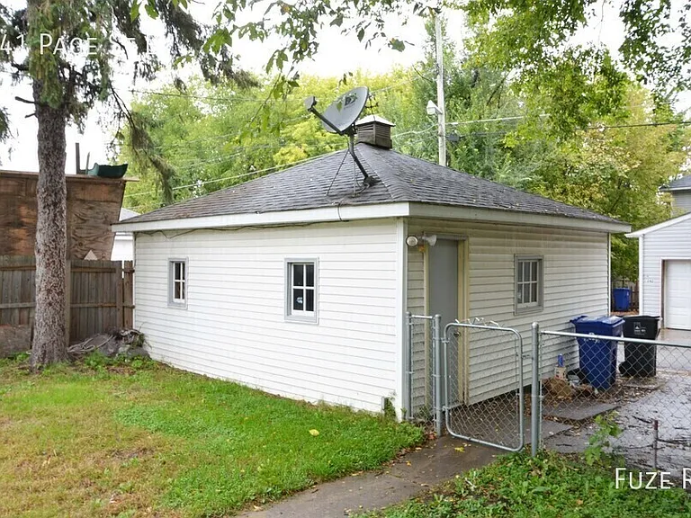 241 Page St E — Photo 27