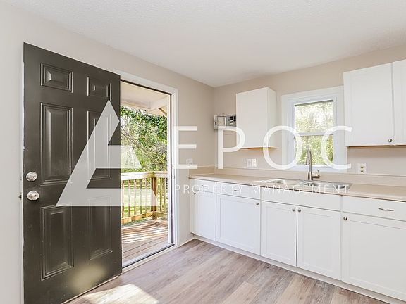 3rd image of 305 N Cobb Ave