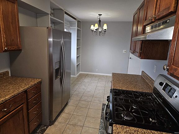 5th image of 19312 Haviland Dr