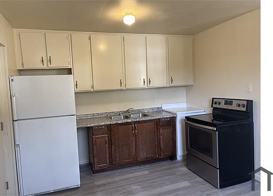 5th image of 2450 King St