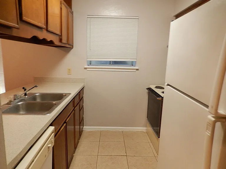 2334 Sylvan Ct — Photo 7