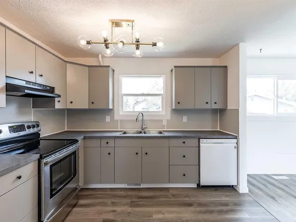 320 S 16th St NE, Medicine Hat, AB T1A 7L9