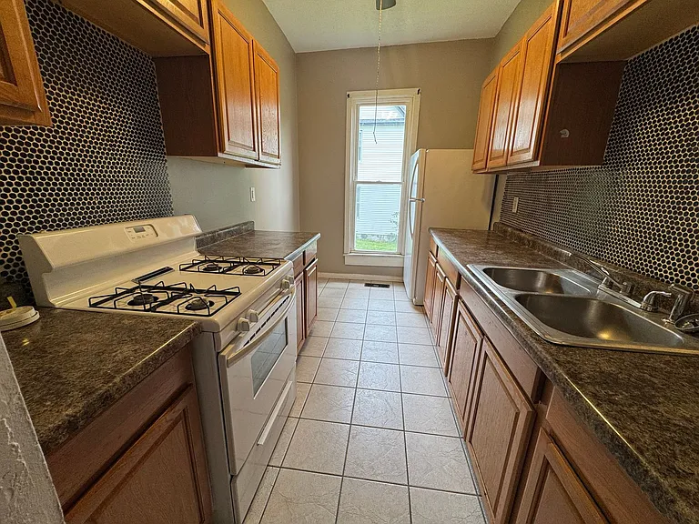 1301 Arlington Ave — Photo 4