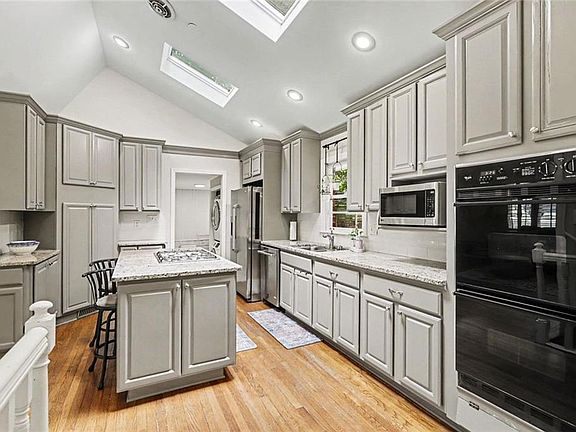 3rd image of 905 Homewood Ct