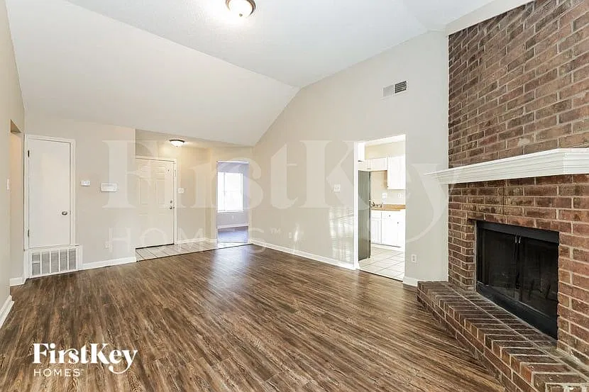 3 bed, 2.0 bath, 1437 sqft, $2,005 — Photo 3
