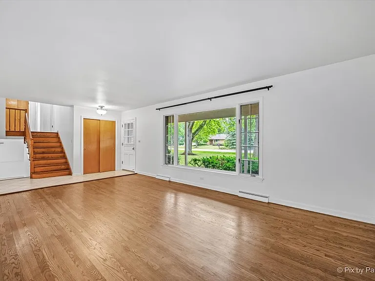 116 S Deerpath Rd — Photo 4