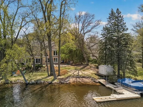 799 Heinel Dr, Roseville, MN 55113