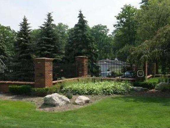 5th image of 454 Fox Hills Dr N APT 1