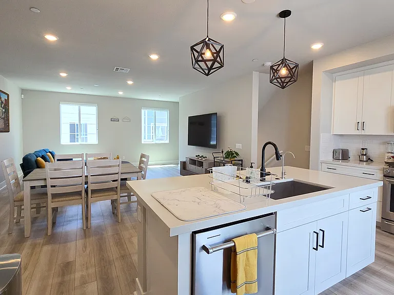 1488 W Sunrise Ln — Photo 5