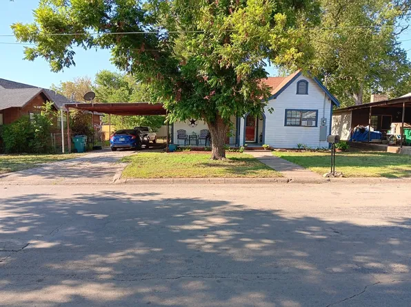 208 E 9th St, Coleman, TX 76834