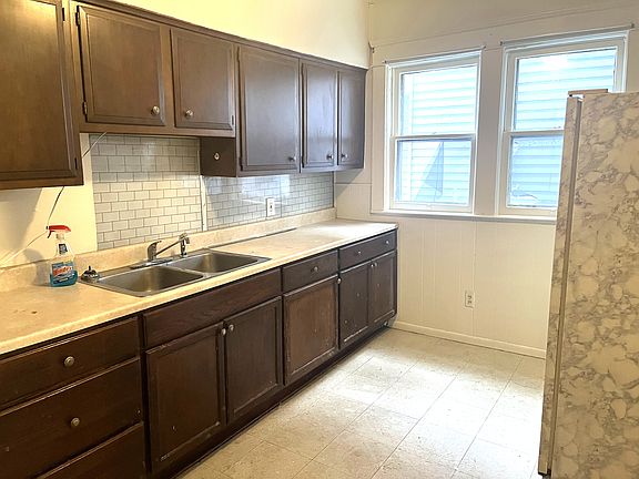 3rd image of 914 W 9th St #914