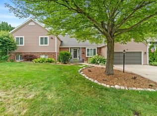 210 Scarborough Ct, Valparaiso, IN 46385