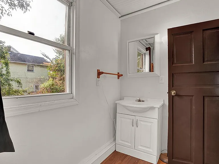 220 Crest Ave — Photo 7