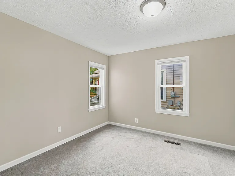 902 Warren Ave — Photo 27