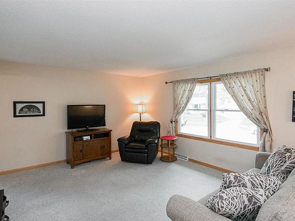 5th image of 305 E Hickory St