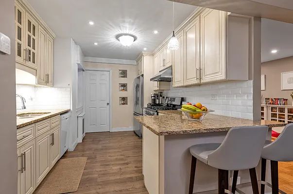 Sold by Skylux Realty, Inc | media 4
