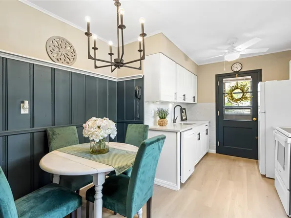 14 Ashfield Place, Babylon, NY 11702