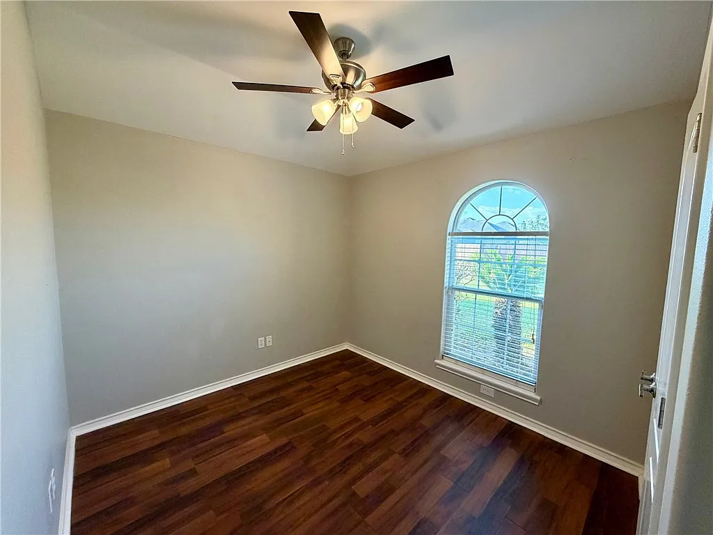 3 bed, 2.0 bath, 1615 sqft, $2,085 — Photo 4