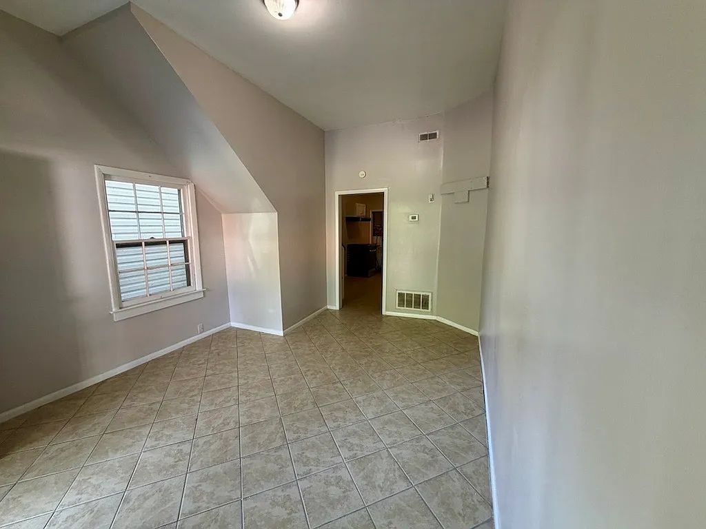 3 bed, 1110 sqft, $1,650 — Photo 3