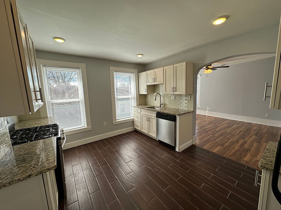 1st image of 124 Gertrude St #3