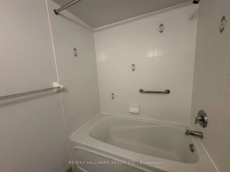 11 Oneida Cres #708 — Photo 8
