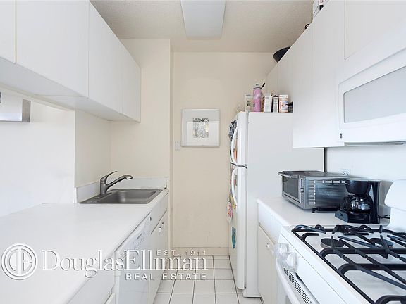 4th image of 250 E 40th St APT 46B
