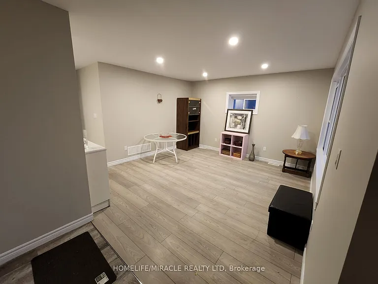 408 Upper Wellington St W — Photo 1