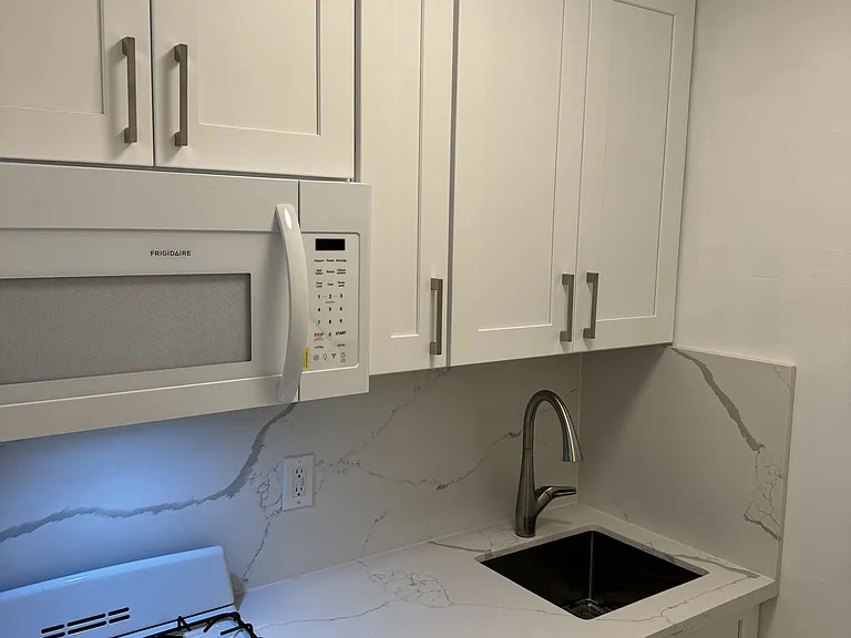 347 Walmer Rd #STUDIO — Photo 2