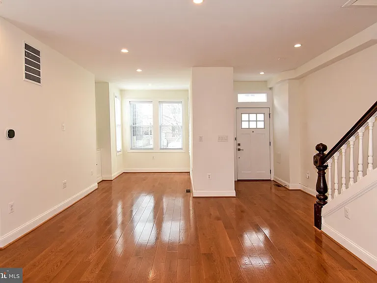 1117 Montello Ave NE — Photo 4