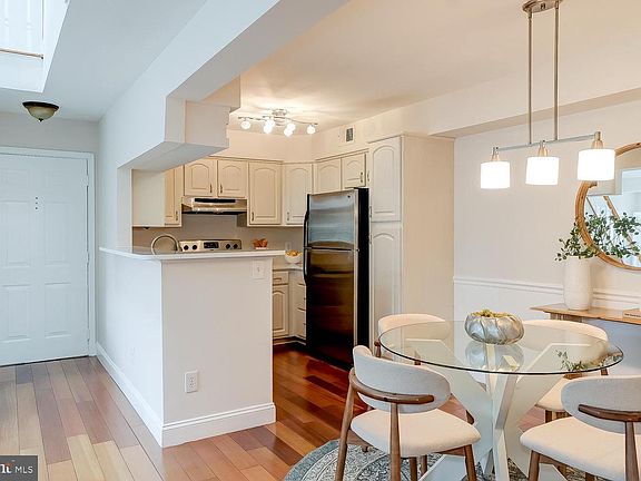 4th image of 2224 Springwood Dr APT J