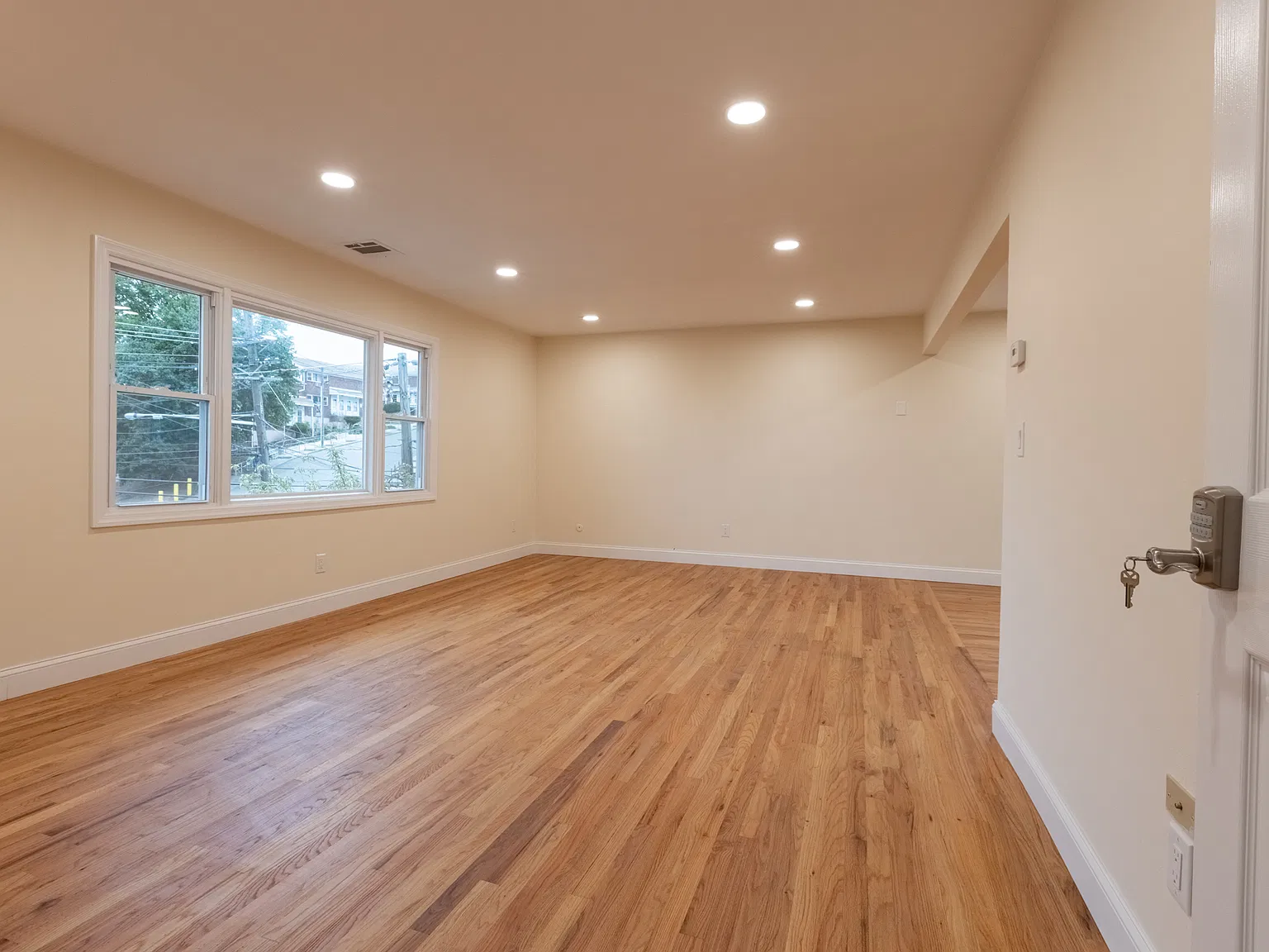 3 bed, $3,200 — Photo 2