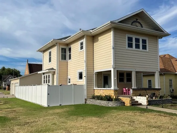 472 W 2nd St, Hoisington, KS 67544