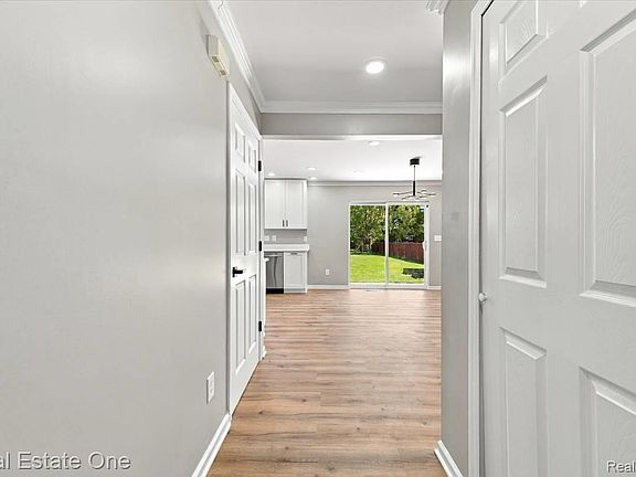 5th image of 32432 Robeson St