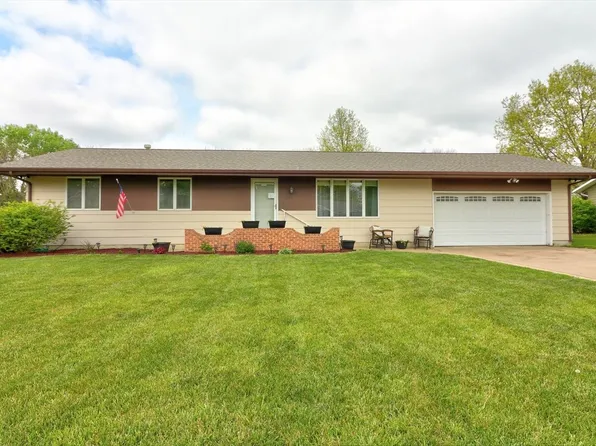 210 Walnut St, Moundridge, KS 67107