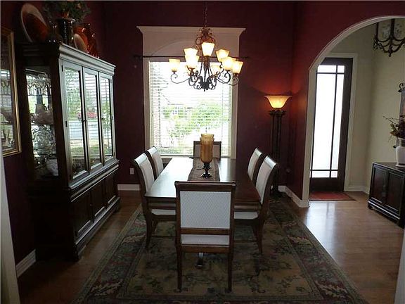 3rd image of 4304 Woodview Dr