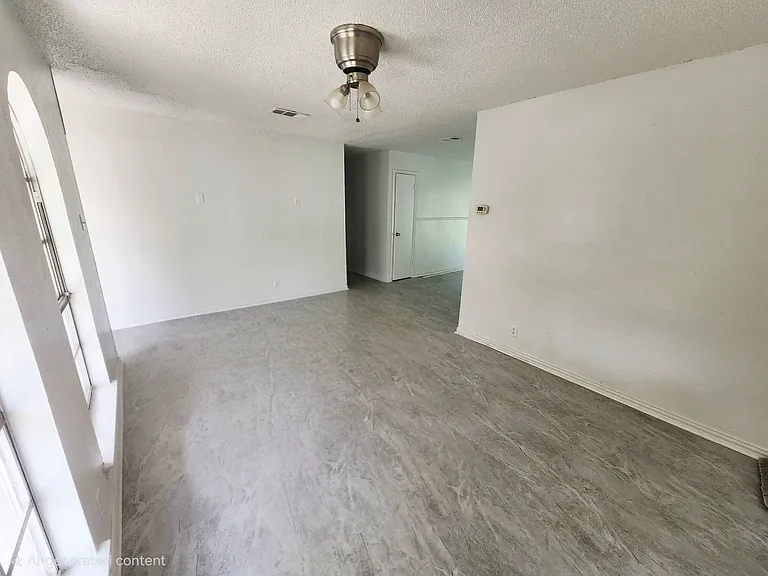 617 SW 16th St — Photo 10