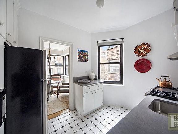 5th image of 225 E 74th St APT 5H