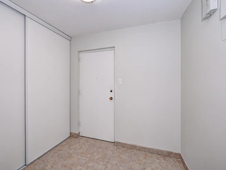 270 Waterloo Ave — Photo 6