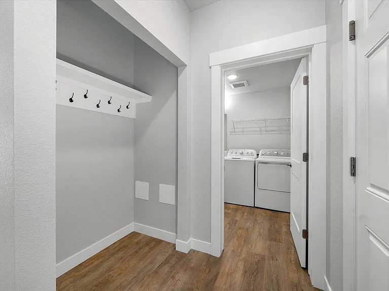 622 W 6th St — Photo 12