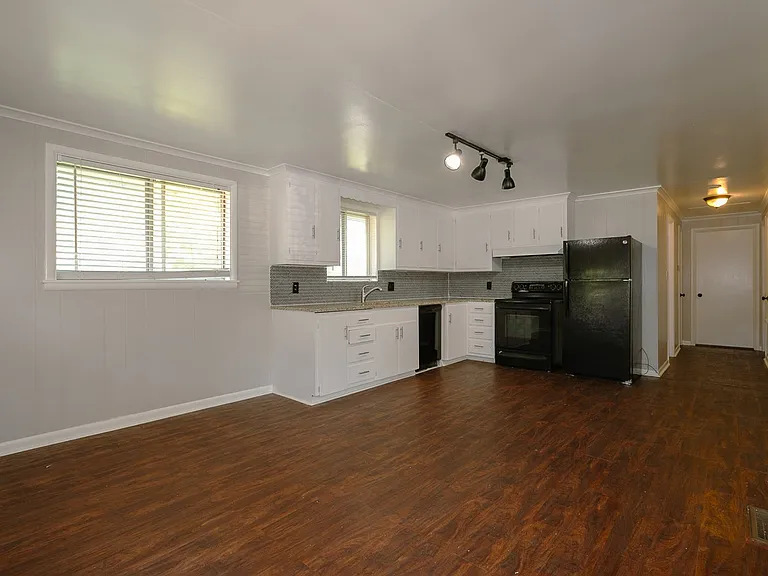 1401-1403 S Frisco Ave — Photo 29