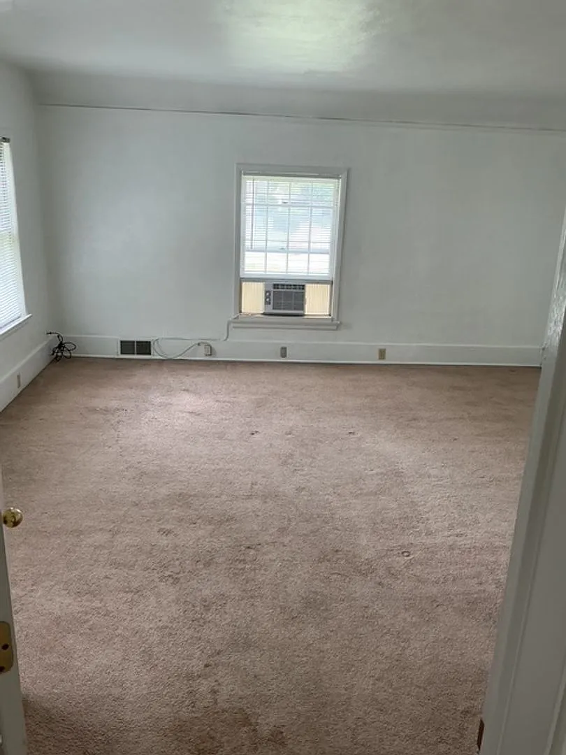 1512 E Gardner Ln — Photo 4