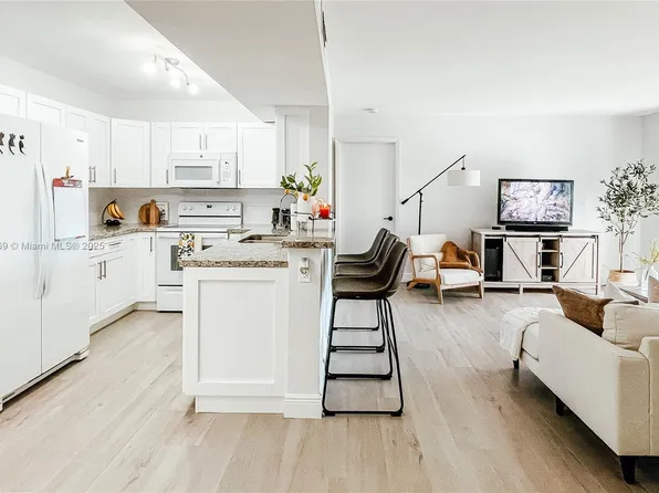 200 Palm Cir W APT 203, Hollywood, FL 33025