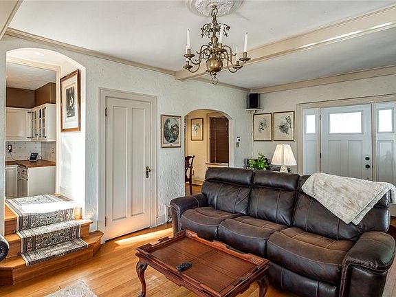 5th image of 2526 Hillview Ave