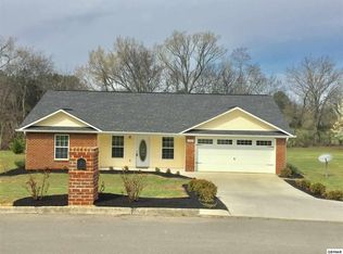 909 Red Oak Ln, Dandridge, TN 37725