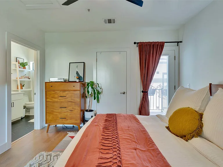 1128 Chicon St #201 — Photo 17