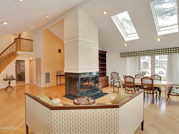 4th image of 15 Sherwood Ln